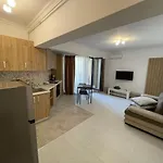 Ini Solid House Butoaie مامايا