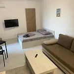 Ini Solid House Butoaie * مامايا
